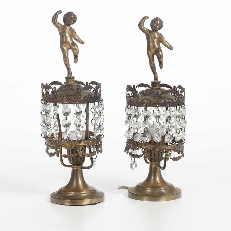 Coppia di lampade da tavolo in metallo dorato con pendenti in vetro molato. XX secolo  - Auction Antique October | Cambi Time - Cambi Casa d'Aste