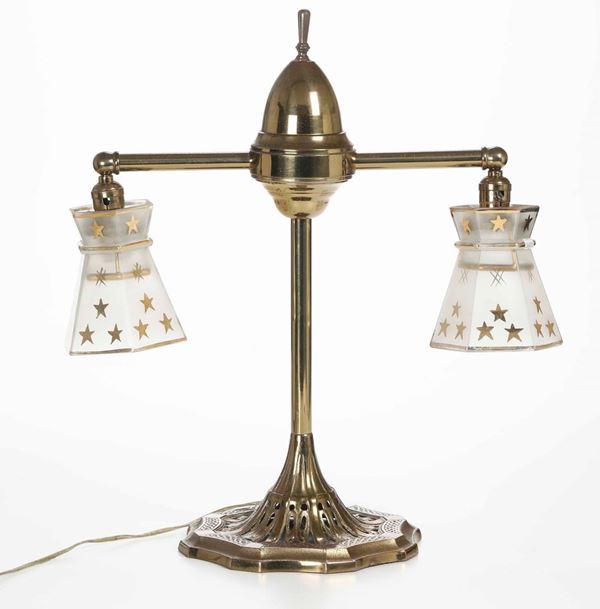 Lampada da tavolo in ottone con paralumi in vetro. XX secolo