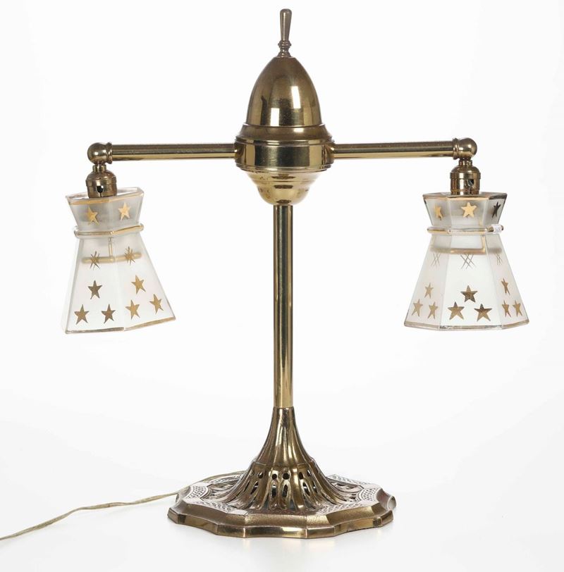 Lampada da tavolo in ottone con paralumi in vetro. XX secolo  - Auction Antique October | Cambi Time - Cambi Casa d'Aste