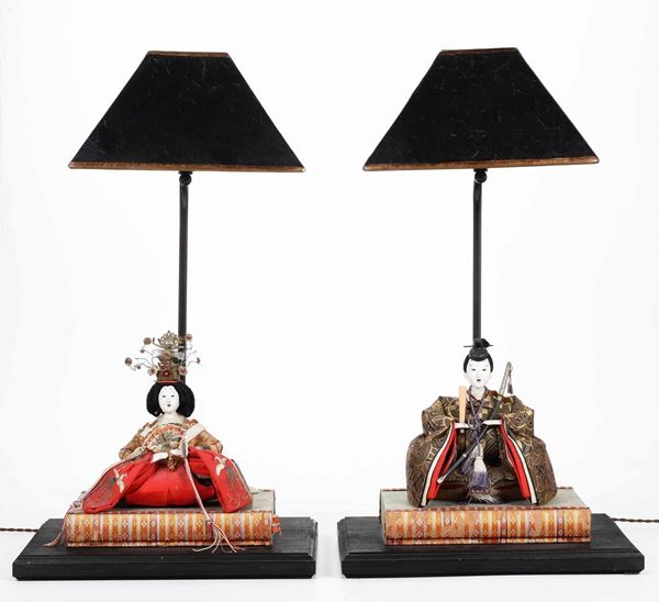 Coppia di lampade da tavolo decorate con figure orientali. XX secolo