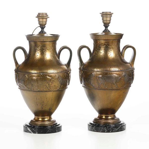 Coppia di lampade da tavolo in forma di vaso con base in marmo