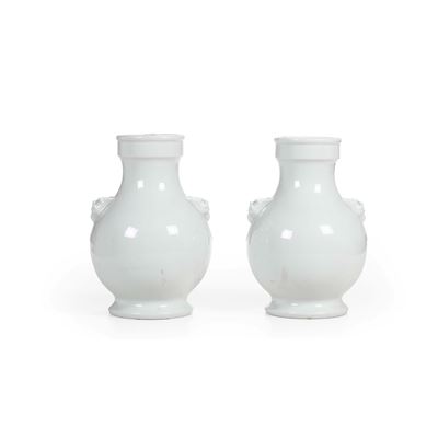 Coppia di Vasi in Porcellana Monocroma Bianca con Mascheroni e Anse Ad Anello, Cina, XX Secolo