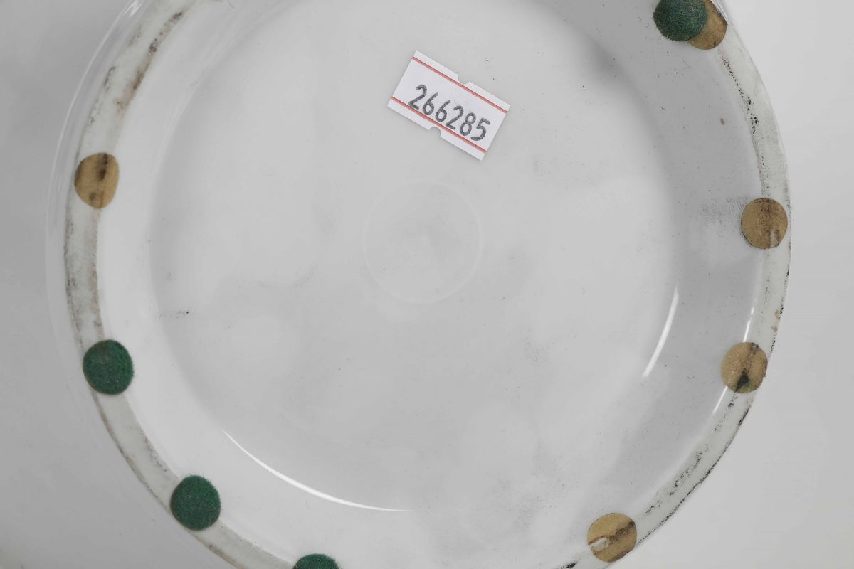 Coppia di Vasi in Porcellana Monocroma Bianca con Mascheroni e Anse Ad Anello, Cina, XX Secolo
