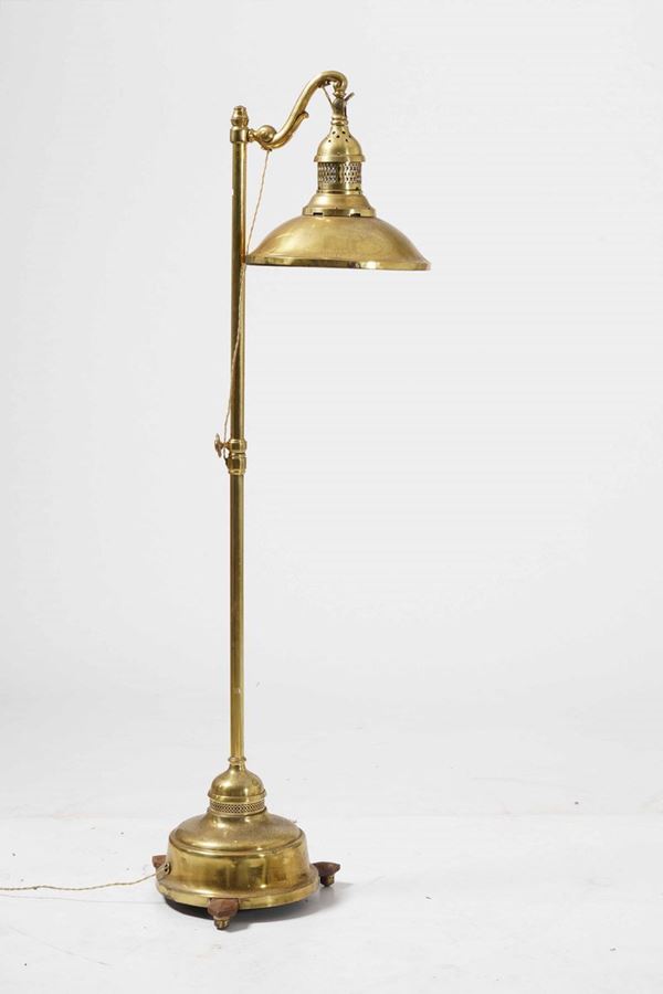 Grande lampada da terra in metallo dorato. XX secolo