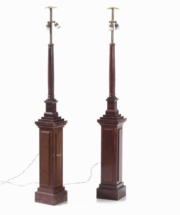 Coppia di lampade da terra in legno a guisa di colonna