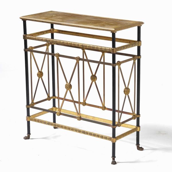 Tavolino con struttura in metallo dorato e patinato