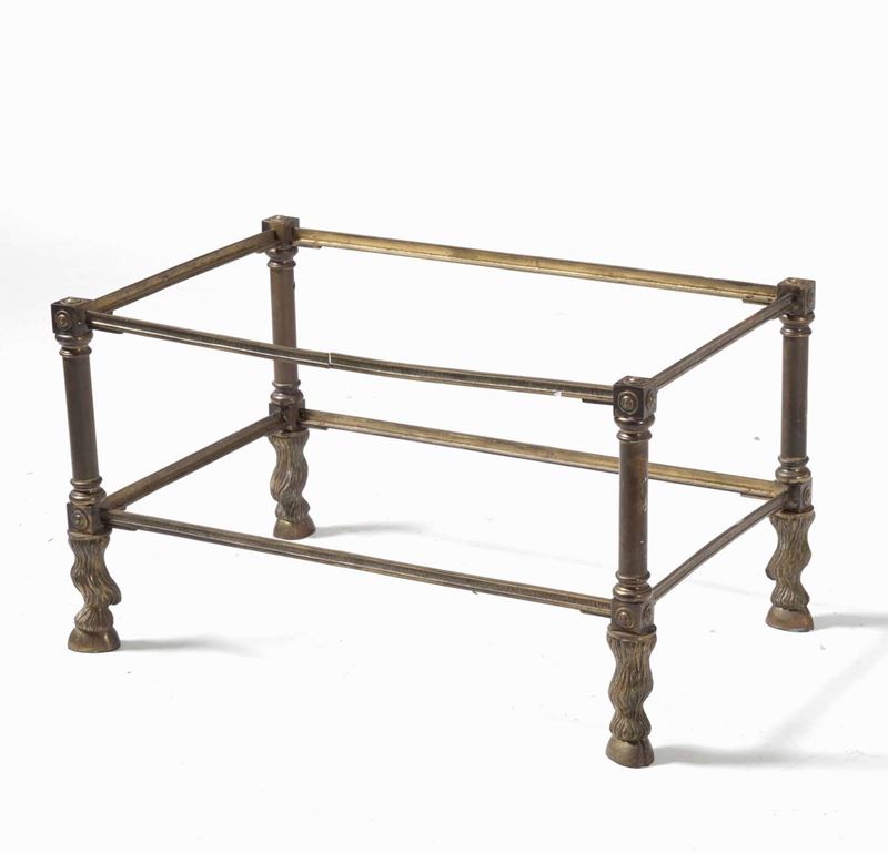 Tavolino rettangolare in metallo dorato, gambe terminanti a piedi ferini  - Auction Antique October | Cambi Time - Cambi Casa d'Aste