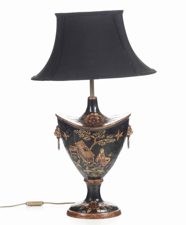 Lampada in legno dipinto a chinoiserie. XX secolo