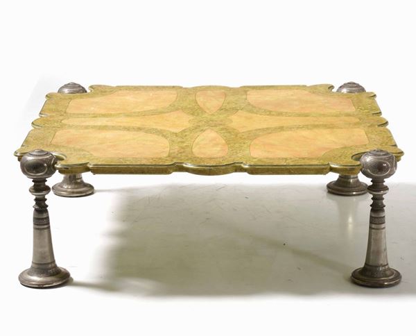 Tavolo basso con ripiano decorato e quattro gambe in metallo