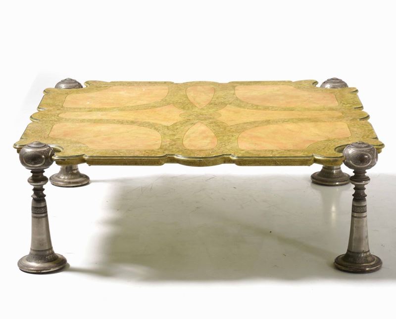 Tavolo basso con ripiano decorato e quattro gambe in metallo  - Asta Antiquariato Ottobre | Cambi Time - Cambi Casa d'Aste
