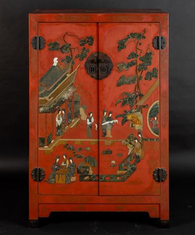 Cabinet a Due Ante in Legno Laccato con Applicazioni in Pietre Dure e Scene di Vita Comune, Cina,...