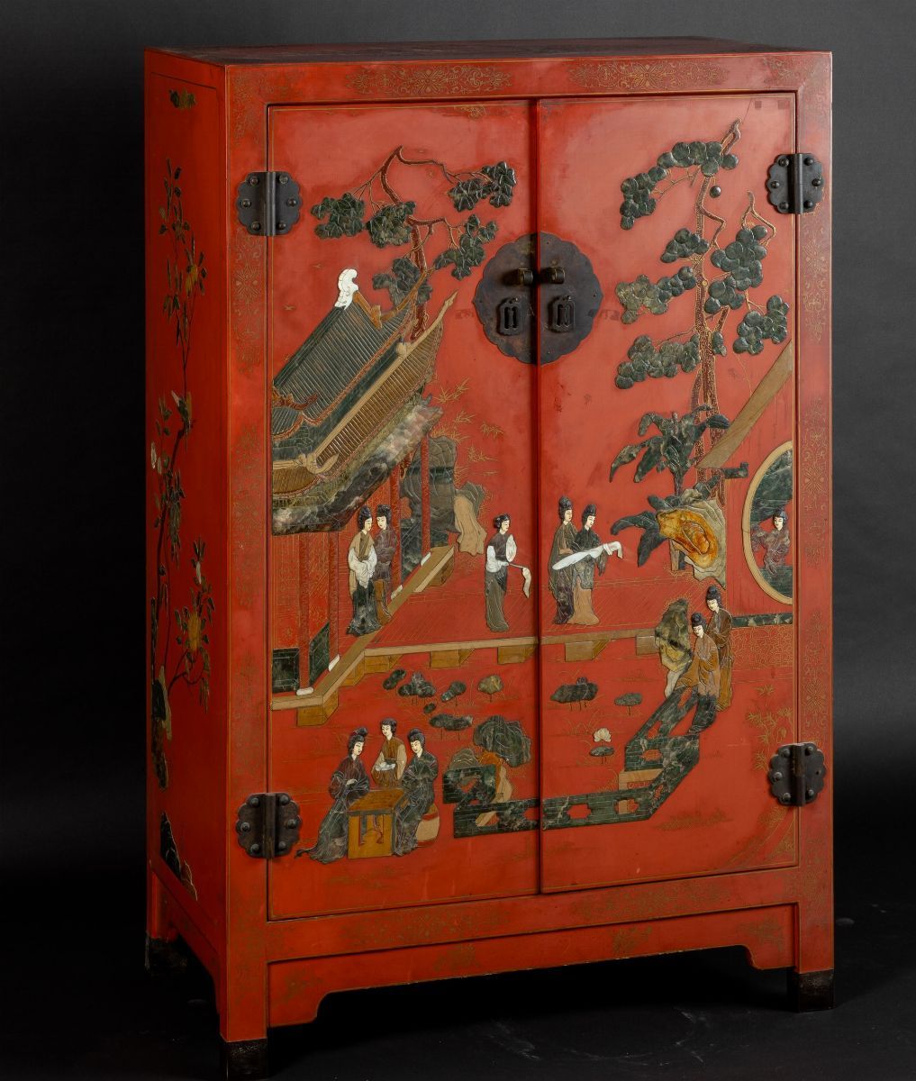 Cabinet a Due Ante in Legno Laccato con Applicazioni in Pietre Dure e Scene di Vita Comune, Cina,...