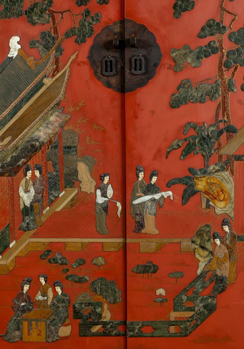 Cabinet a Due Ante in Legno Laccato con Applicazioni in Pietre Dure e Scene di Vita Comune, Cina,...