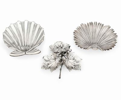 Due Ciotole a Conchiglia e una a Foglie di Vite. Argento 925. Argenteria Italiana del XX Secolo. ...