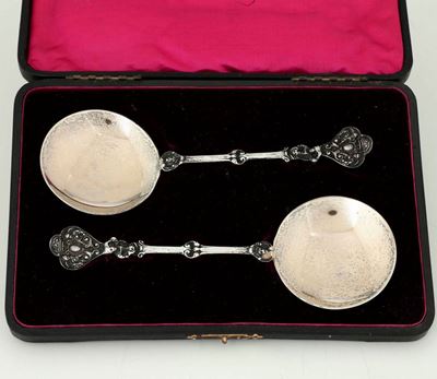 Coppia di Cucchiai in Argento. Bollo della Città di Londra per L'anno 1899