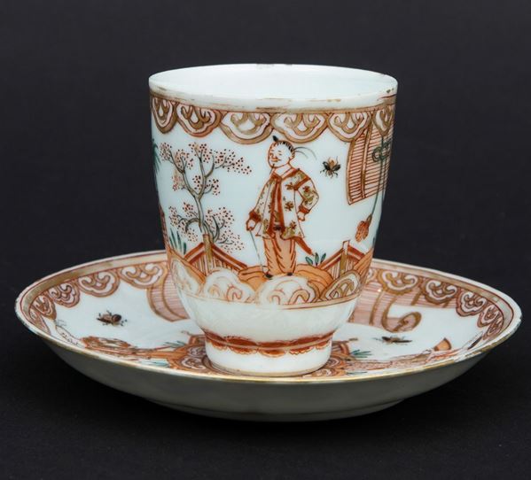 Tazzina con piattino in porcellana con scene di vita comune, Cina, Dinastia Qing, epoca Kangxi (1662-1722)