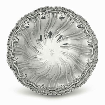 Centrotavola in Argento Fuso, Sbalzato e Cesellato. Argenteria Milanese del XX Secolo. Argentiere...