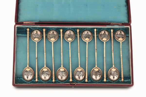 Set di dodici cucchiaini in argento dorato e niellato. Mosca, XIX secolo. Bolli consunti di difficile lettura