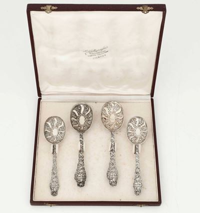 Set di Quattro Cucchiai in Argento Sterling Fuso, Sbalzato e Cesellato. Inghilterra, Bollo della ...