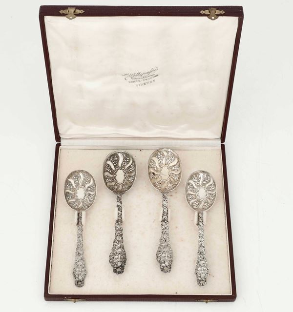 Set di quattro cucchiai in argento sterling fuso, sbalzato e cesellato. Inghilterra, bollo della città di Londra per l'anno 1884 e marchio dell'argentiere non identificato