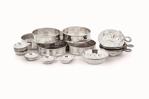 Insieme di oggetti in argento composto da sei sottobottiglie, quattro saliere e nove salierine. Varie manifatture del XX secolo