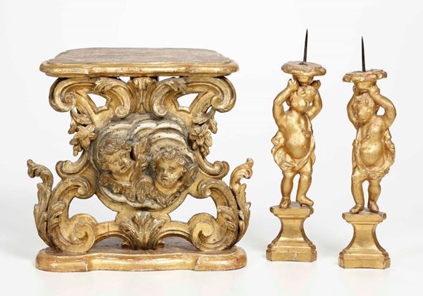 Mensola e coppia di candelieri con putti in legno intagliato e dorato
