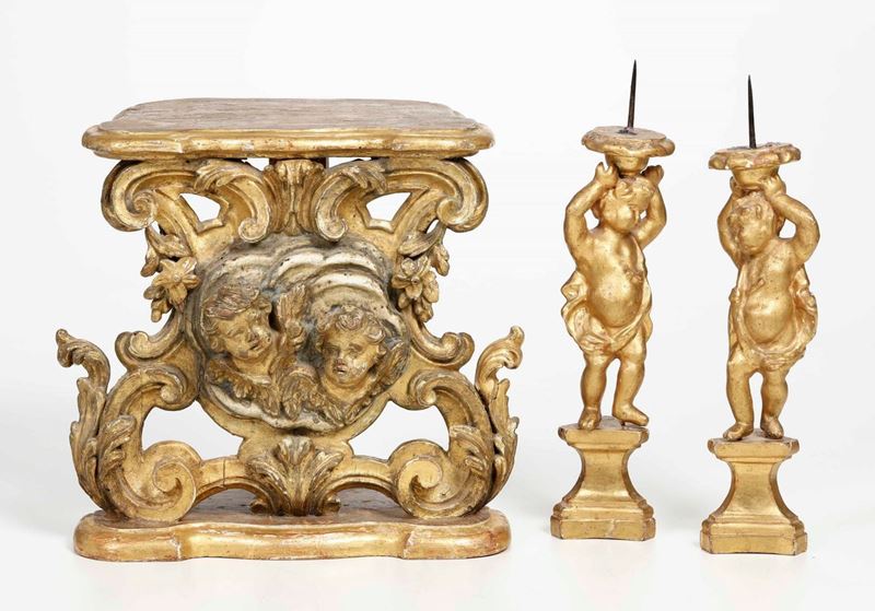 Mensola e coppia di candelieri con putti in legno intagliato e dorato  - Asta Dimore italiane | Cambi Time - Cambi Casa d'Aste