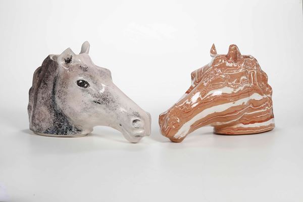 Due teste di cavallo in ceramica