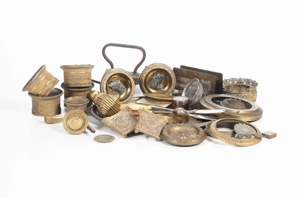 Lotto di piccoli elementi in bronzo dorato e altri materiali
