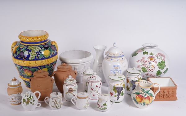Lotto di albarelli e vasi in terracotta e maiolica