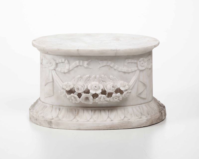 Base ovale in alabastro. XIX secolo  - Asta Antiquariato e dipinti - Cambi Casa d'Aste