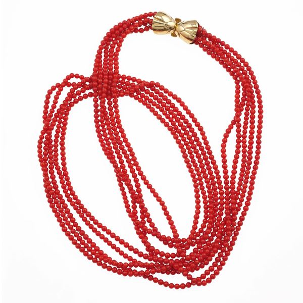 Lunga collana a più fili di corallo