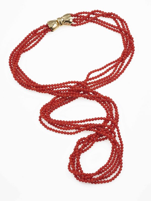 Lunga collana a più fili di corallo