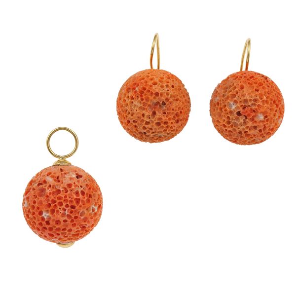 Gold and madrepore pendant and pair of earrings