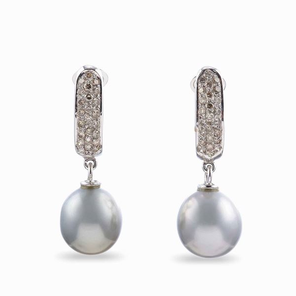Orecchini pendenti con perle grigie e piccoli diamanti