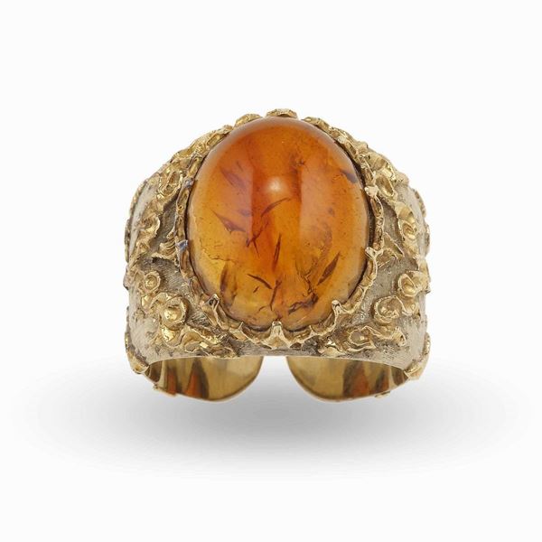 Amber and carved gold ring. Signed M. Buccellati