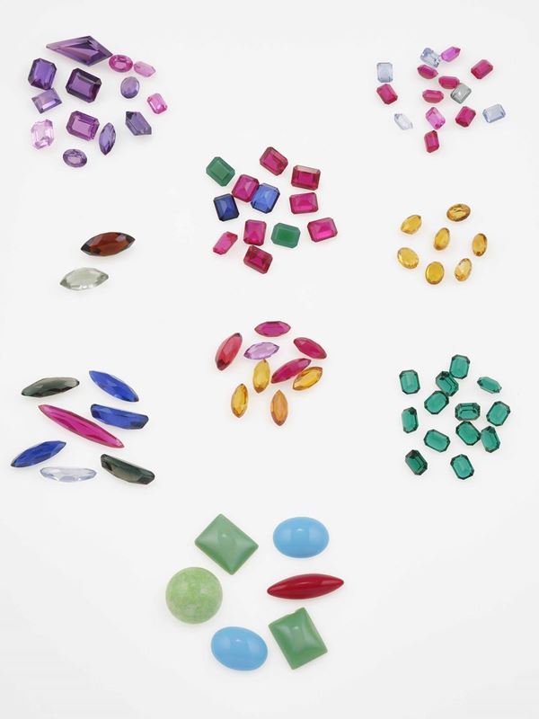 Grande lotto composto da pietre dure matriali vari, gemme sintetiche montate e smontate, oggetti in corallo e conchiglia, resine, oggetti in madre perla