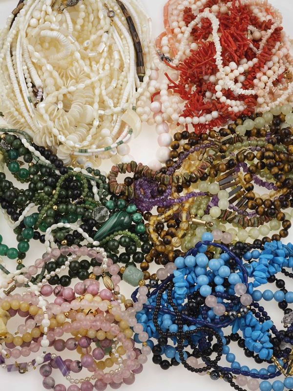 Grande lotto composto da pietre dure matriali vari, gemme sintetiche montate e smontate, oggetti in corallo e conchiglia, resine, oggetti in madre perla