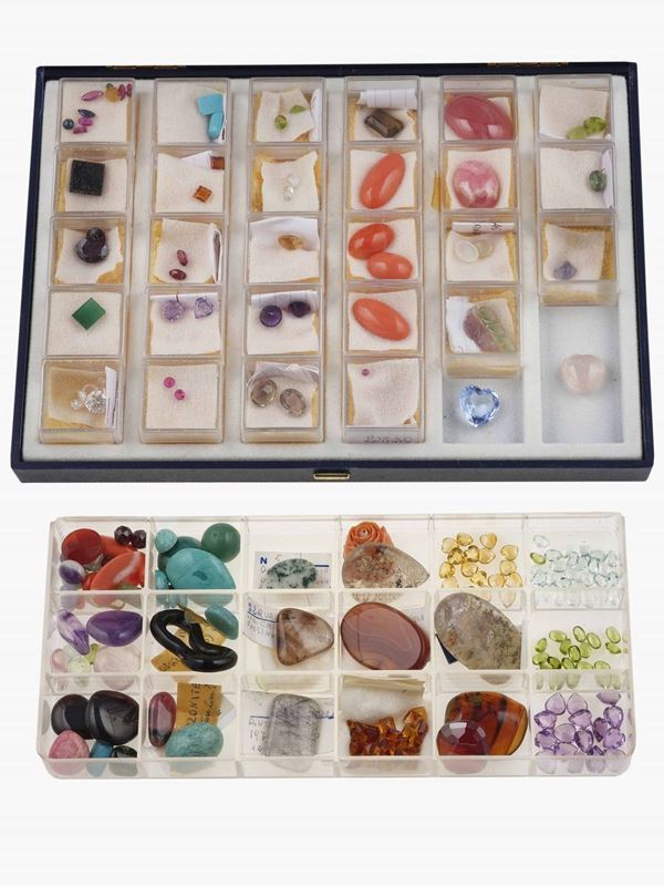 Group of synthetich gemstones and little jewels No condition report for this lot.