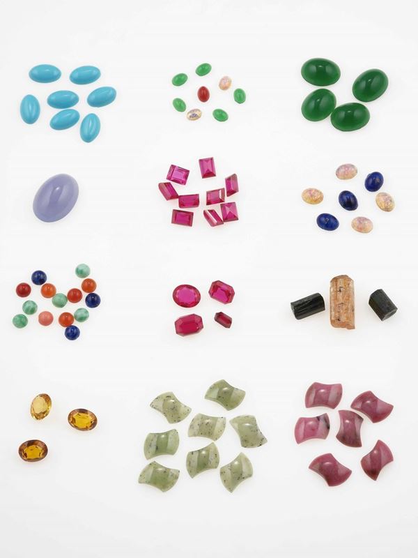 Group of umounted syntetich gemstones and pendants. No condition report for this lot.