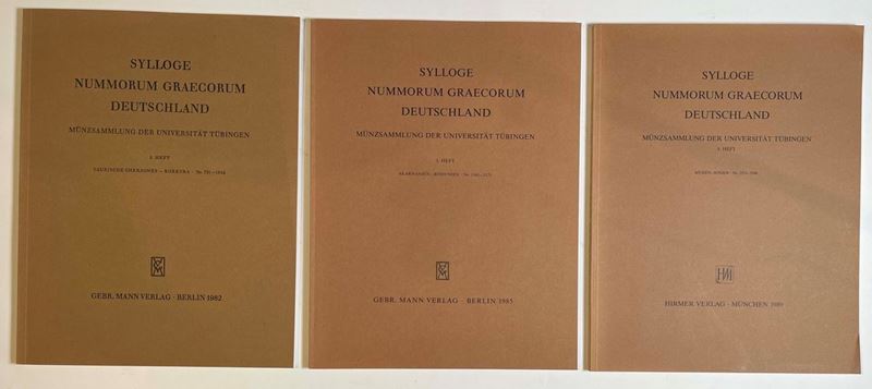 SYLLOGE NUMMORUM GRAECORUM DEUTSCHLAND. Lotto di tre volumi. Münzsammlung der Universität Tübingen.  - Auction Numismatics - Cambi Casa d'Aste