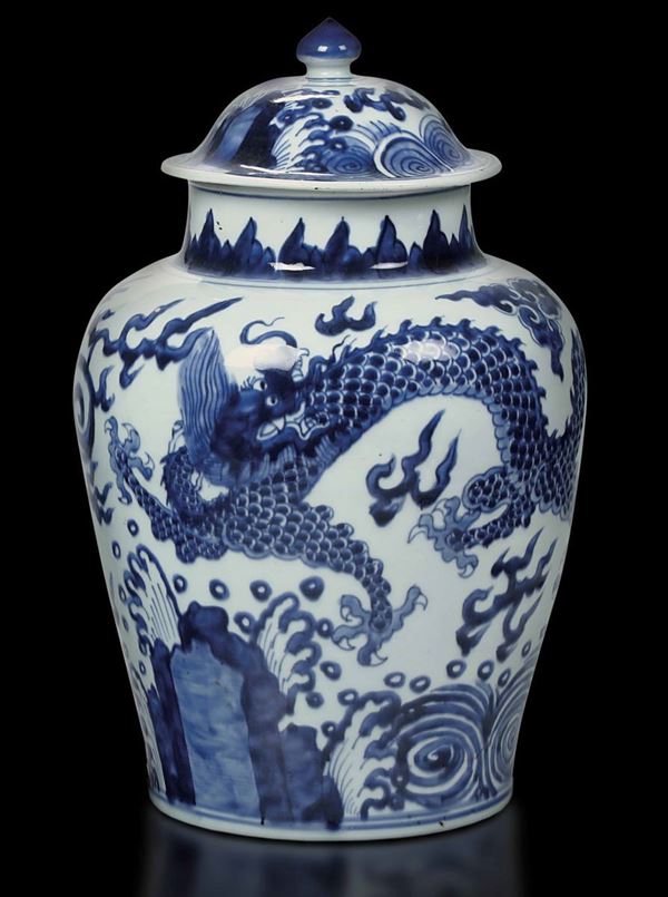 Potiche in porcellana bianca e blu con figura di drago tra le nuvole, Cina, Dinastia Qing, epoca Shunzhi (1644-1661)