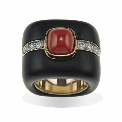 Vhernier, Anello in jet, corallo e diamanti con montatura in oro giallo 750/1000