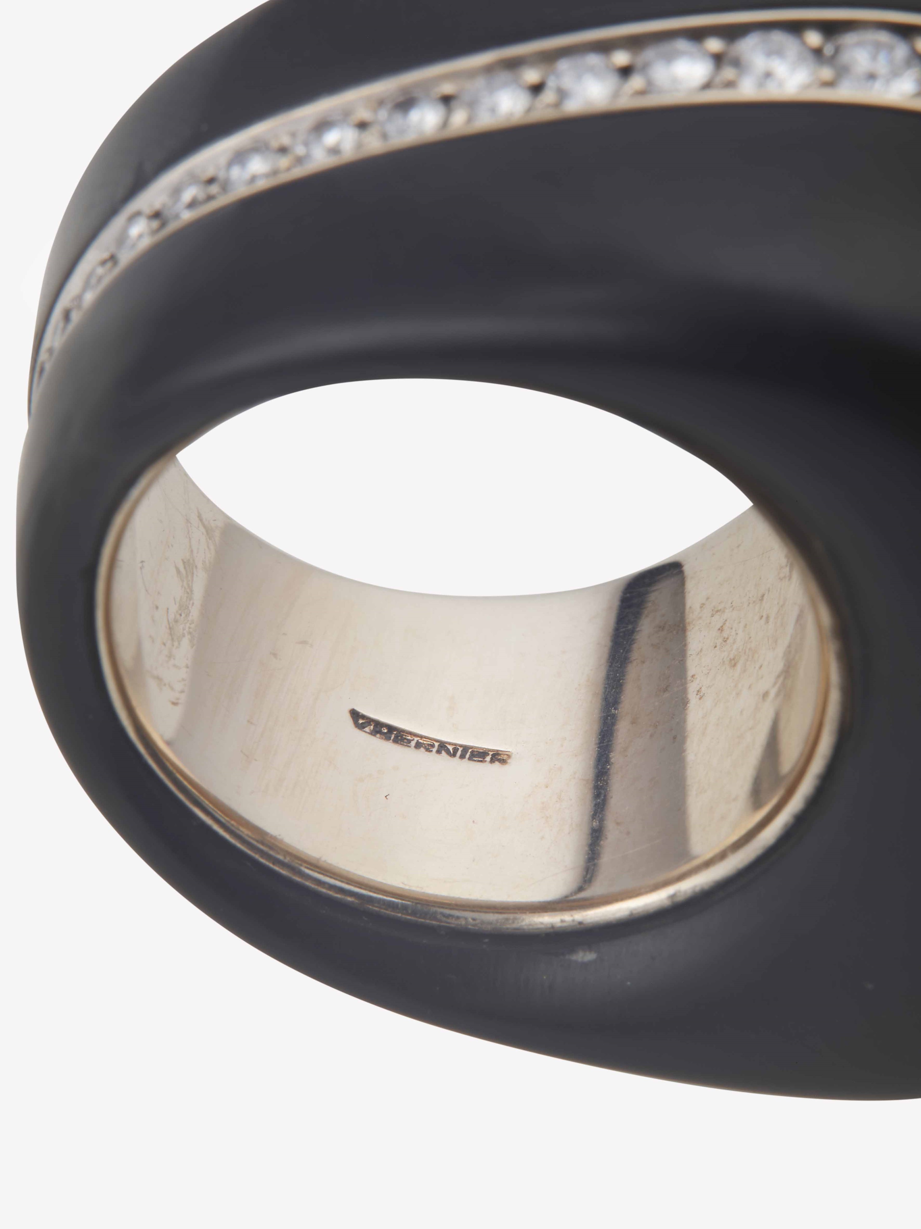 Vhernier, Anello in jet, corallo e diamanti con montatura in oro giallo 750/1000