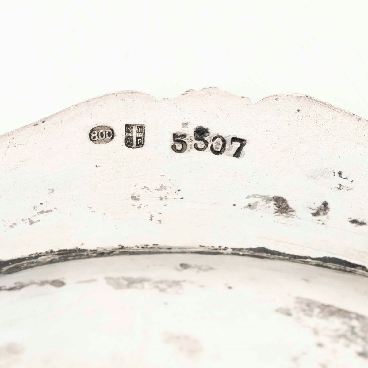 Grande Piatto in Stile Barocchetto. Argento Fuso e Sagomato. Argenteria Italiana del XX Secolo. A...