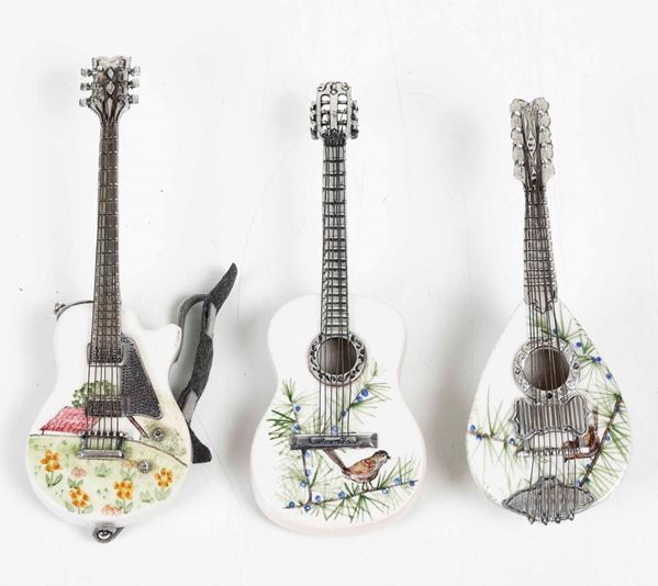 Lotto di 3 miniature di strumenti musicali in argento e porcellana