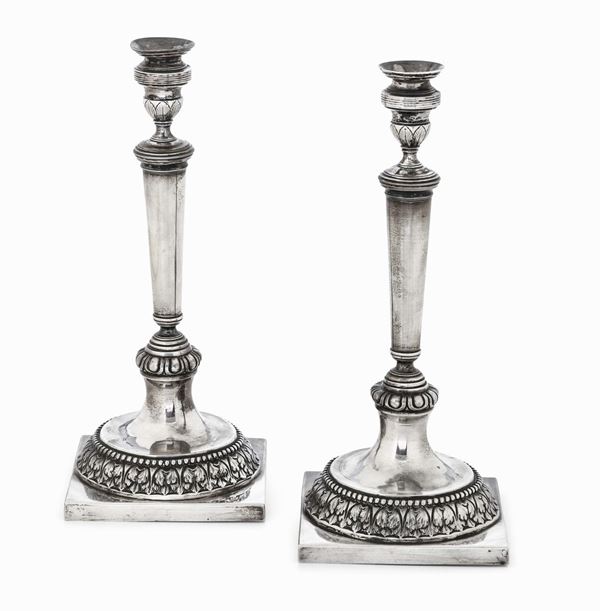 Coppia di candelieri. Argento fuso, sbalzato e cesellato. Genova XIX secolo. Marchio della Torretta senza datario