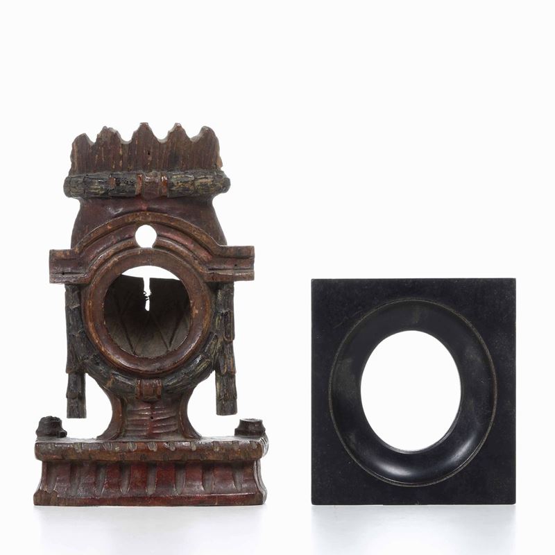 Portaolologio in legno scolpito e piccola cornice ebanizzata  - Auction Antique  [..]