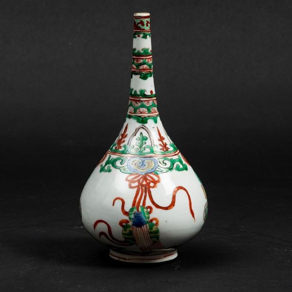 Vaso a bottiglia in porcellana Famiglia Verde con decori naturalistici, Cina, Dinastia Qing, epoca Kangxi (1662-1722)