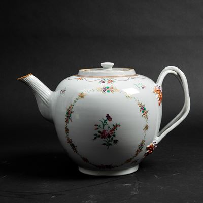 Teiera in Porcellana con Decoro Floreale, Cina, Dinastia Qing, Epoca Qianlong (1736-1796)